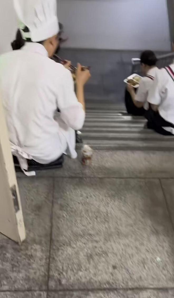 坐在桌上吃饭员工无奈只能蹲着吃饭不朽情缘